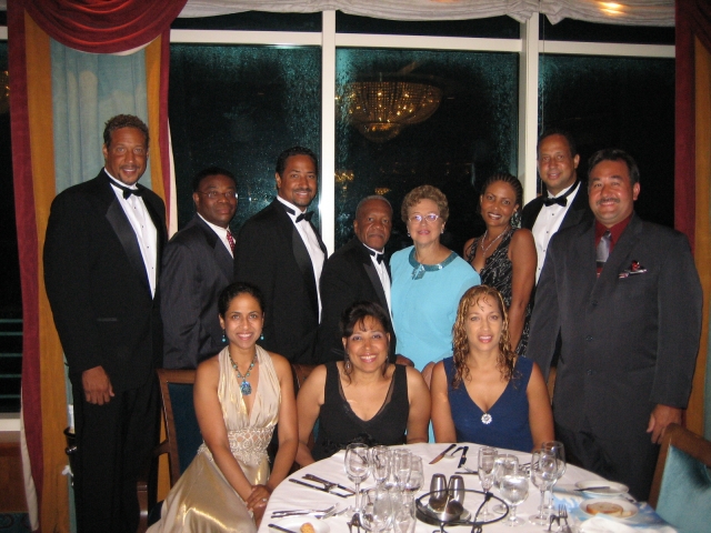 Left back : Oliver Smith Jr. , Godwin (Julies husband), Cruz, DJ (Our mothers Kay husband), Kay,
Debbie, (Erics wife), Eric, Steve,(Suzies husband). Front Left: Daphne (Cruzs wife), Julie, and Suzie